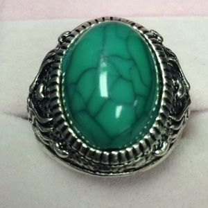 Green stone & silver ring Sz10